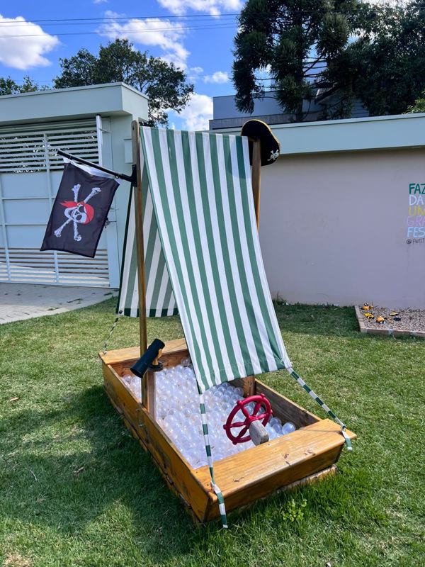 Barco pirata com piscina de bolinhas no gramado do Festou