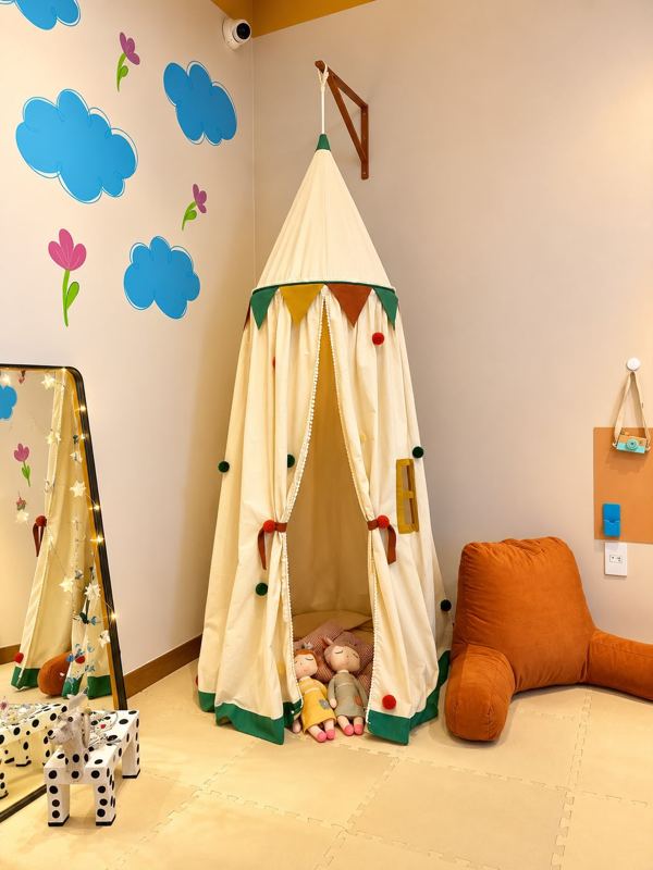 Cabana e almofadas na brinquedoteca do Festou, usada também na noite do pijama