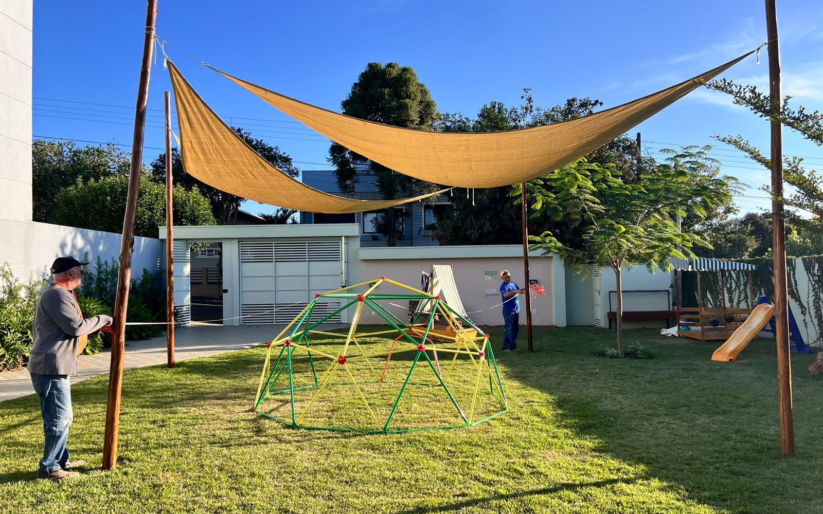 Gramado do Festou com vela de sombra e trepa-trepa, espaço para festa infantil em Realeza PR