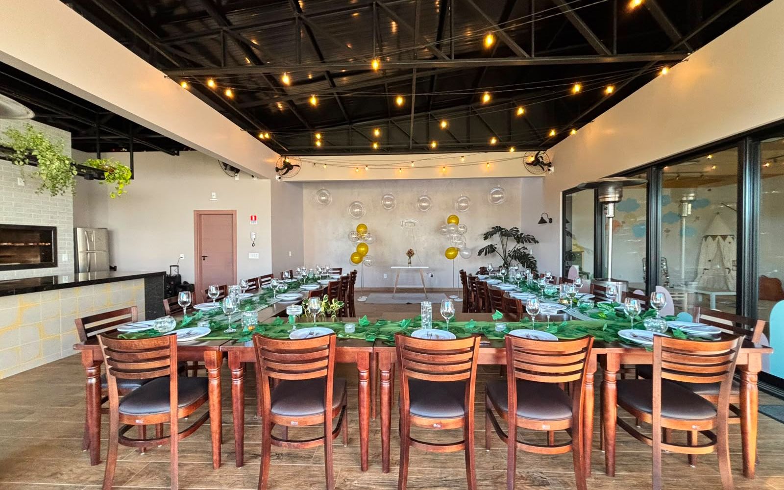 Mesa longa no salão do Festou pronta para almoço de família em Realeza PR