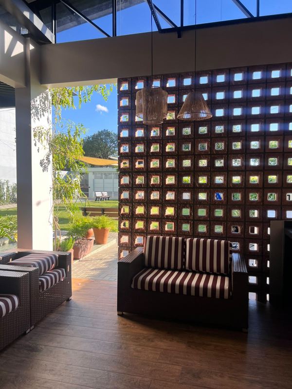 Lounge com sofás e parede de cobogó no Festou, Realeza PR
