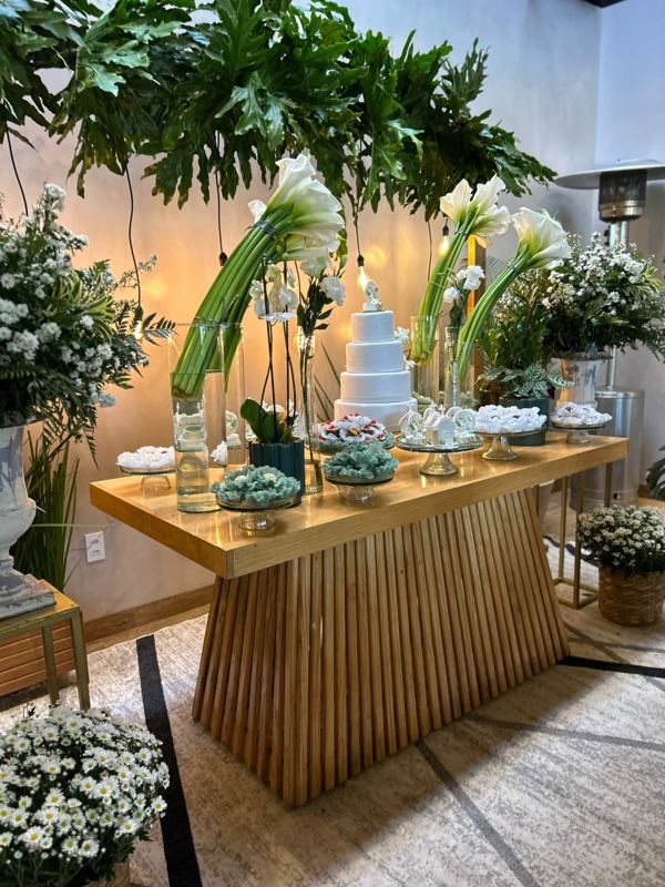 Mesa do bolo de casamento com flores brancas no Festou, Realeza PR