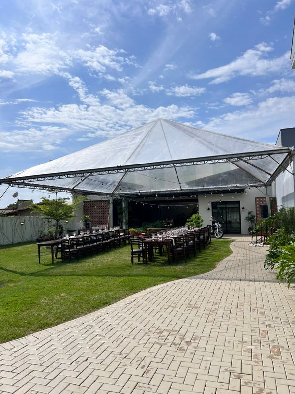 Tenda transparente montada no jardim do Festou para evento maior