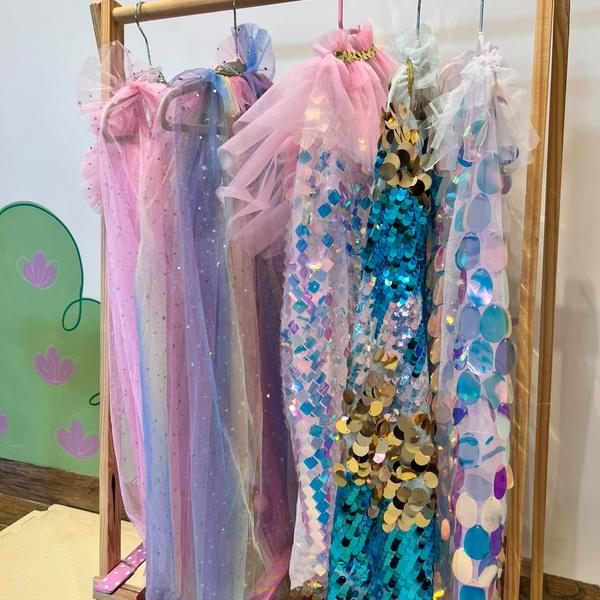 Arara de fantasias para as crianças brincarem na festa infantil