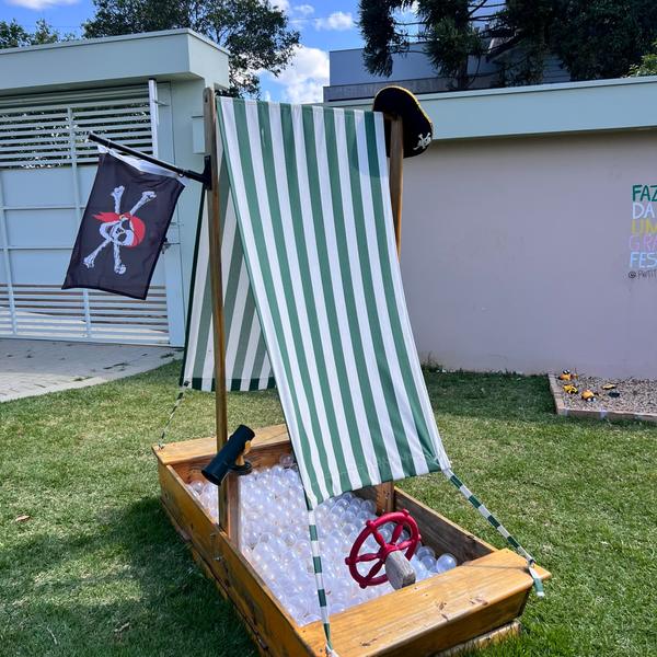 Barco pirata com piscina de bolinhas no gramado do Festou