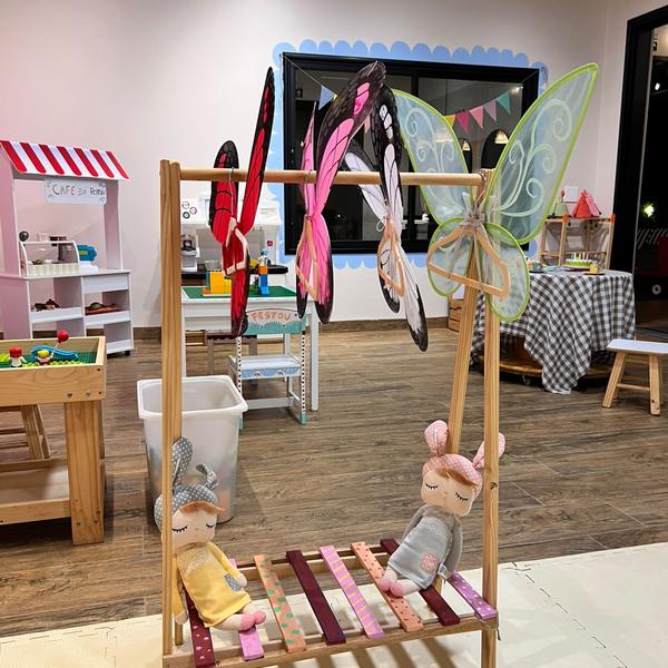 Brinquedoteca do Festou com mercadinho, café de brinquedo e asas de borboleta