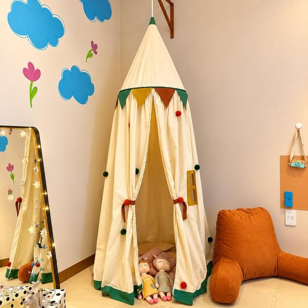 Cabana e almofadas na brinquedoteca do Festou, usada também na noite do pijama