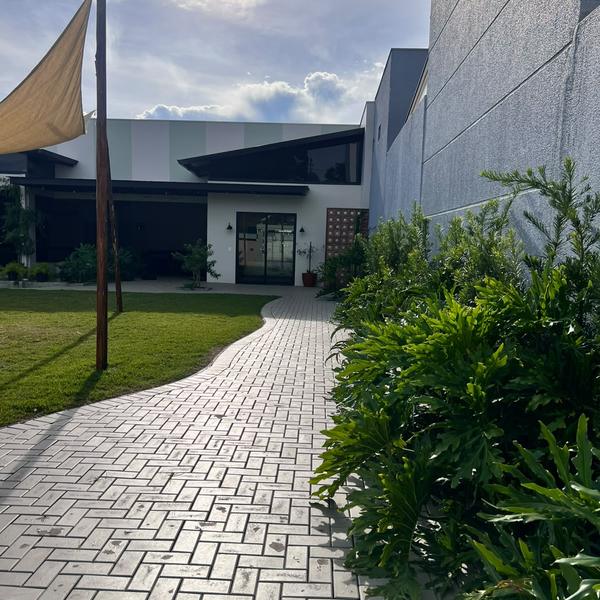 Caminho de pedra entre o jardim e o salão do Festou