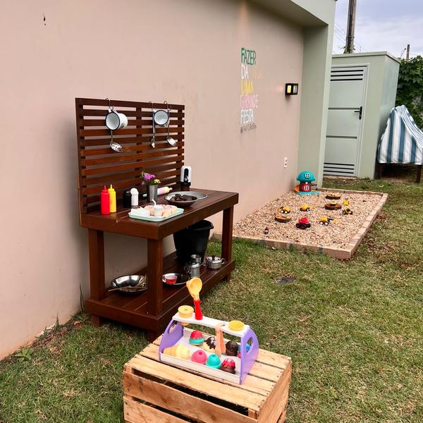 Cozinha de lama no gramado para brincar ao ar livre