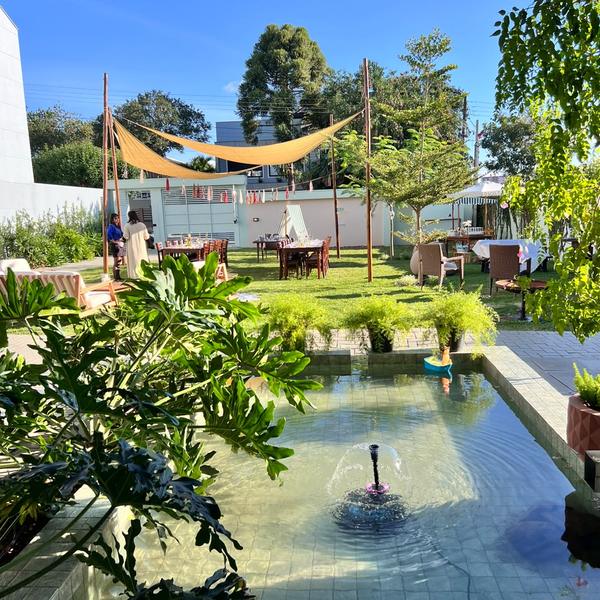 Espelho d'água com fonte no jardim do espaço de festas