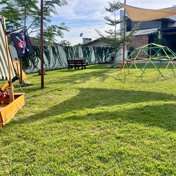 Gramado com barco pirata e trepa-trepa geodésico para festa infantil ao ar livre