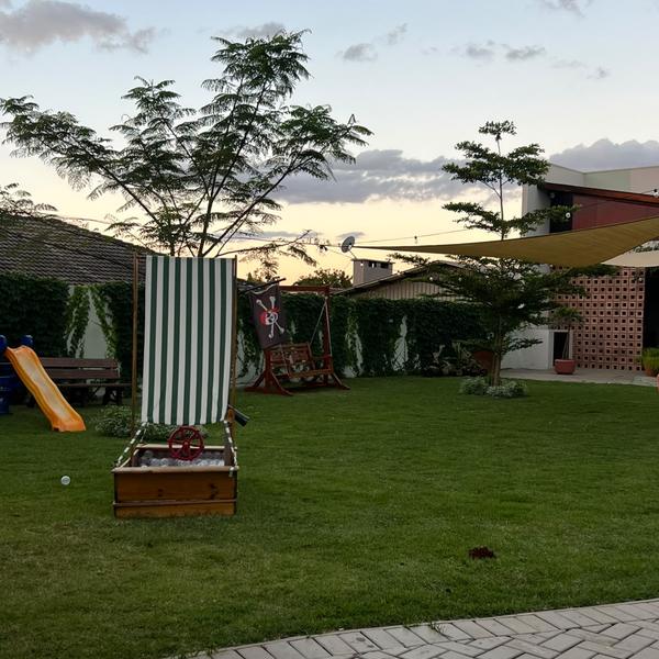 Jardim do Festou ao entardecer com vela de sombra e barco pirata
