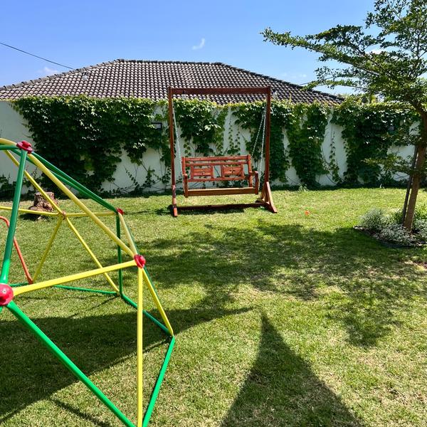 Trepa-trepa colorido e balanço de madeira no jardim do Festou