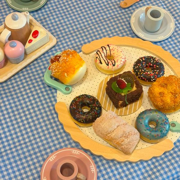 Lanchinho infantil com donuts em mesa xadrez na festa
