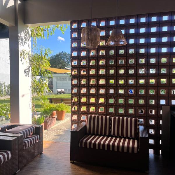 Lounge com sofás e parede de cobogó no Festou, Realeza PR