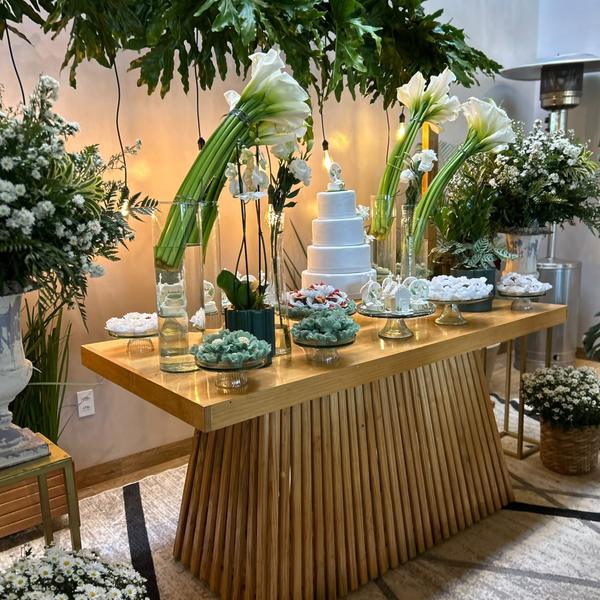 Mesa do bolo de casamento com flores brancas no Festou, Realeza PR