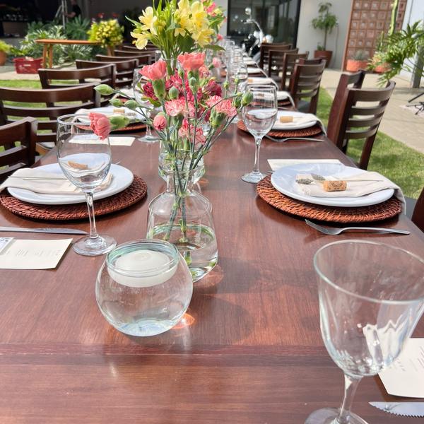 Detalhe de mesa posta no jardim com flores do campo