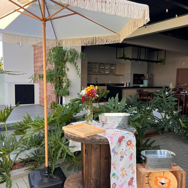 Decoração de festa infantil tema safári com guarda-sol no Festou Decora