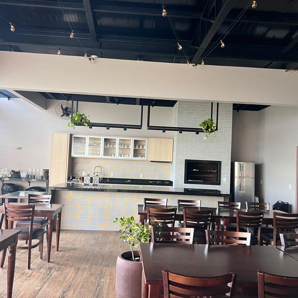 Salão coberto com cozinha aberta e equipada do Festou para eventos em Realeza