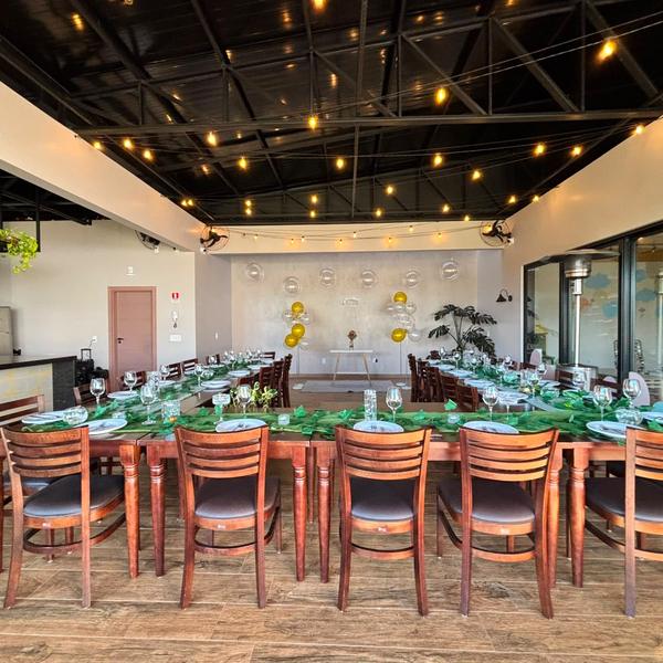 Salão com mesa longa para jantar de família e confraternização de empresa no Festou