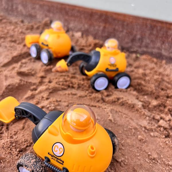 Tratores de brinquedo na caixa de areia do Festou
