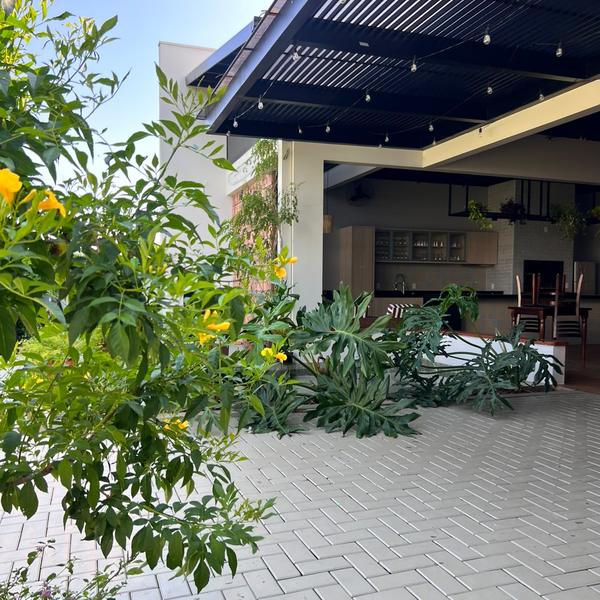Varanda coberta integrada ao jardim do Festou